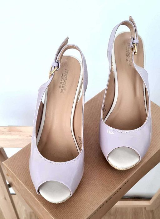 Sandálias de couro. Mascotte.