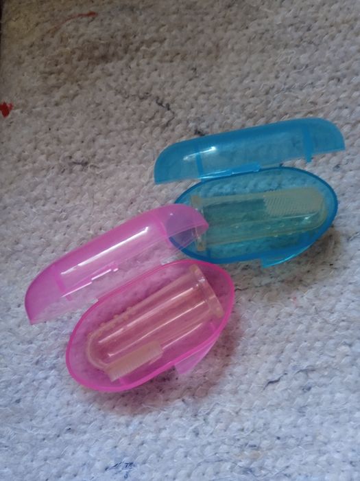 Зубна щітка на палець