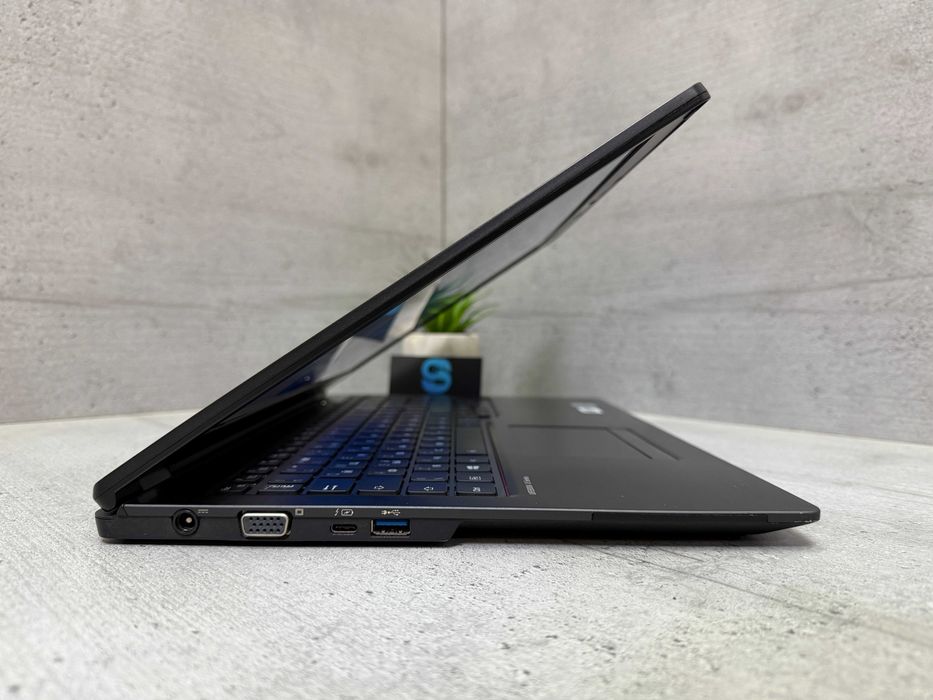 Стильний ноутбук Fujitsu U7510/i5-10310u/15.6"/256gb ssd/4G