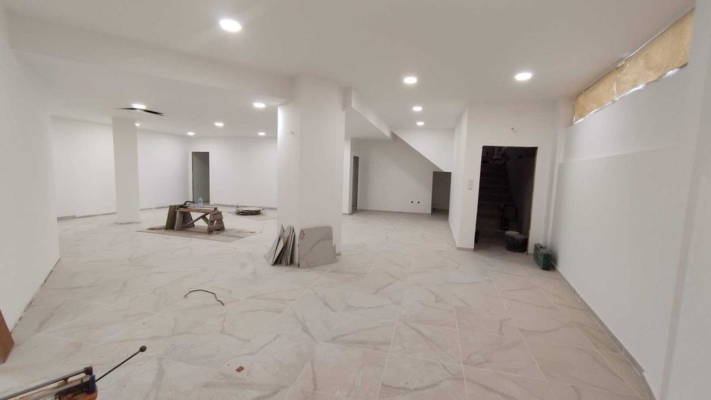 Espaço / Loja Comercial para arrendamento em Estrada da Circunvalação, Senhora da Hora - Matosinhos / Porto (Monte dos Burgos)