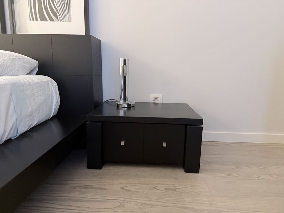 Cama de casal + mesas de cabeceira + colchão