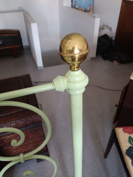 Cama de ferro de corpo e meio