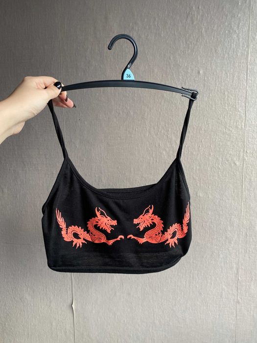 Czarny crop top z czerwonymi smokami