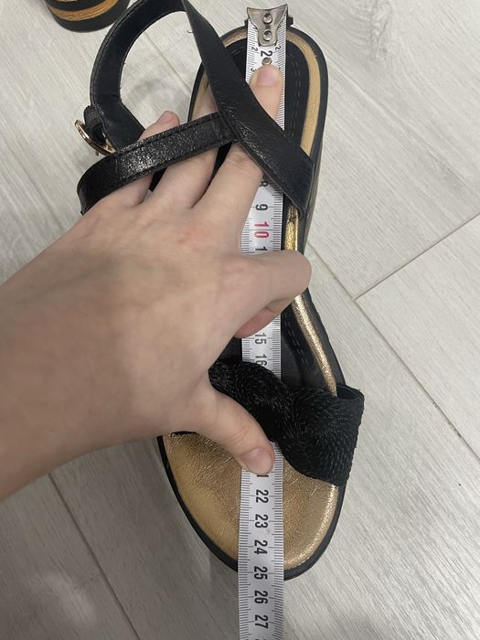 Женские босоножки черные/золотые, 38 размер, на танкетке