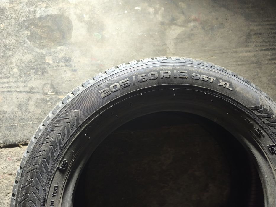 Шини зимні шоповані. Nokian 205/60/16