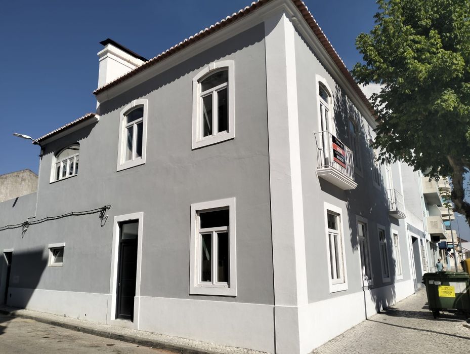 Moradia T12 totalmente remodelada no centro de Almeirim