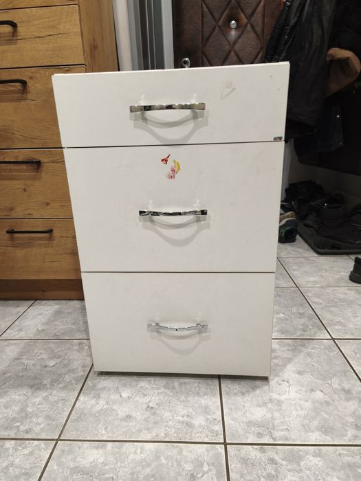 Pojemny kontenerek pod biurko komoda