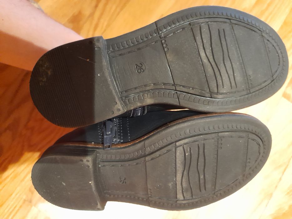 Botas em pele tam 26 em muito bom estado