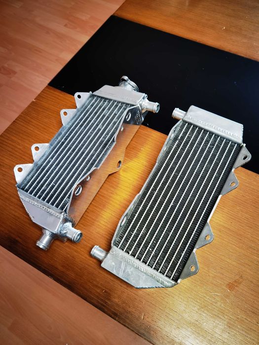 Radiadores Yamaha YZ250 de 2002 a 2014, um foi previamente montado.