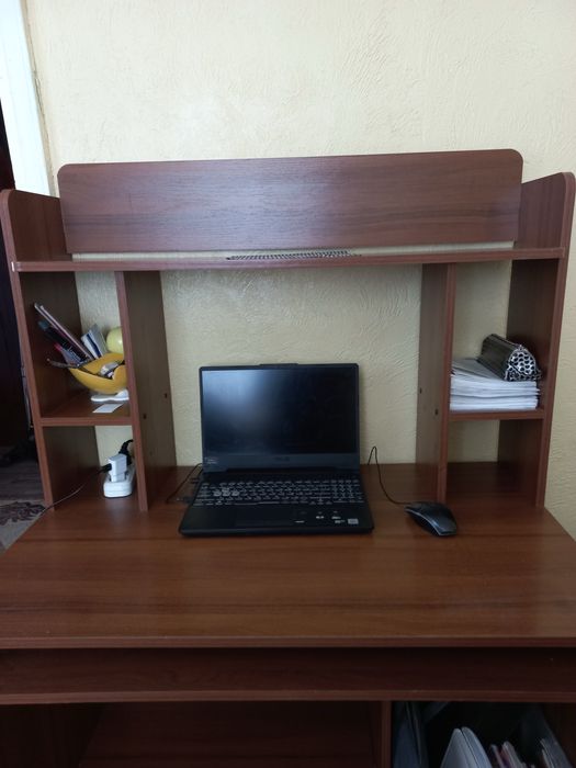 Продам компʼютерний стіл в хорошому стані