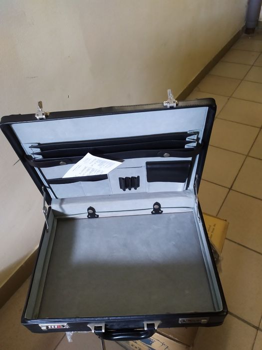Дипломат новий продам