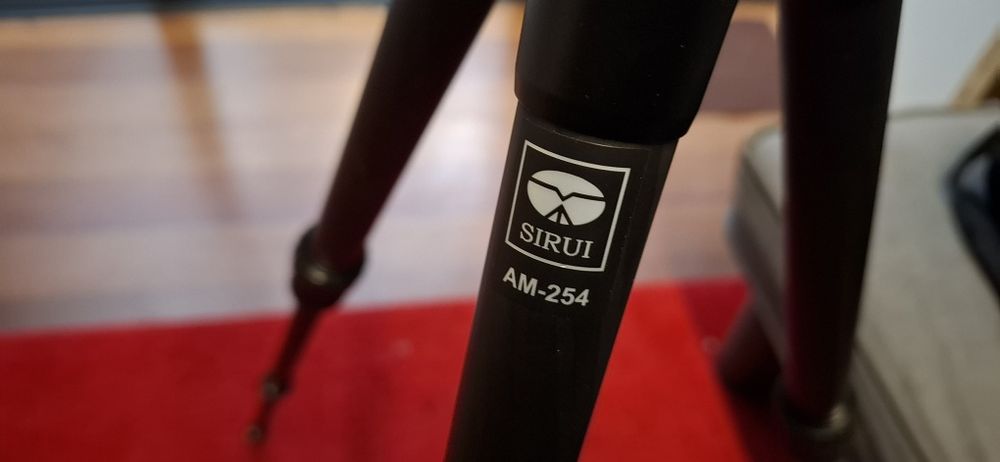 Tripé cabeça manfrotto e pernas sirui em carbono