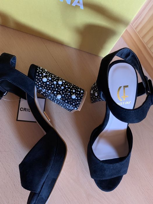 Sandálias novas pretas
