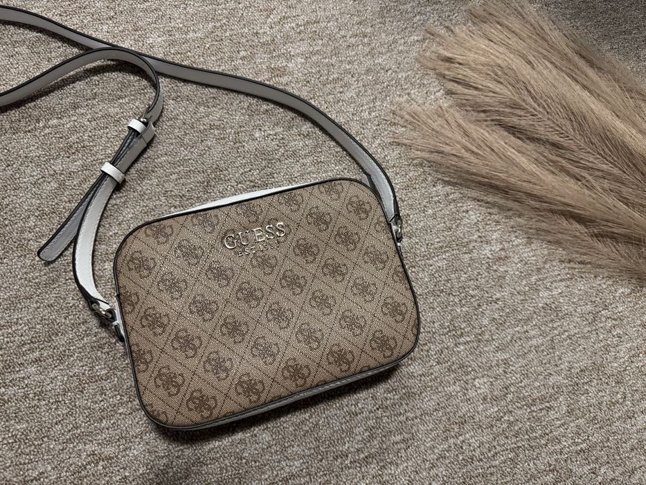 Torebka crossbody Guess Kamryn brązowa biała