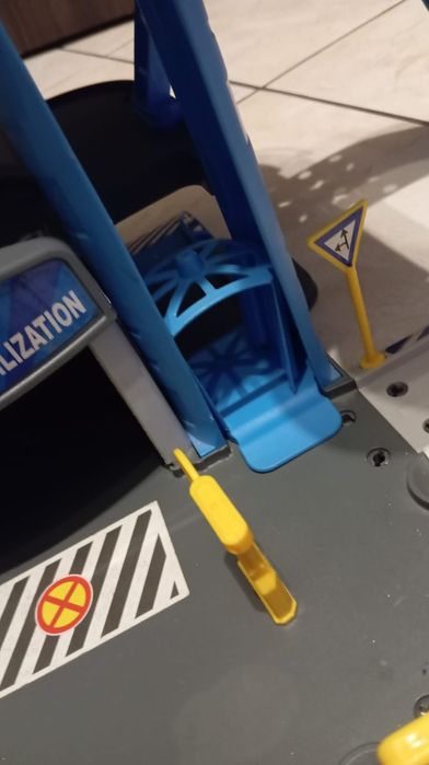 Zabawkowy garaż policyjny dwupietrowy