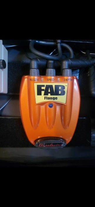 Vários pedais, Big Muff, Mooer Spark Reverb, Danelectro Flanger, Behringer Phase, Marktinez Delay