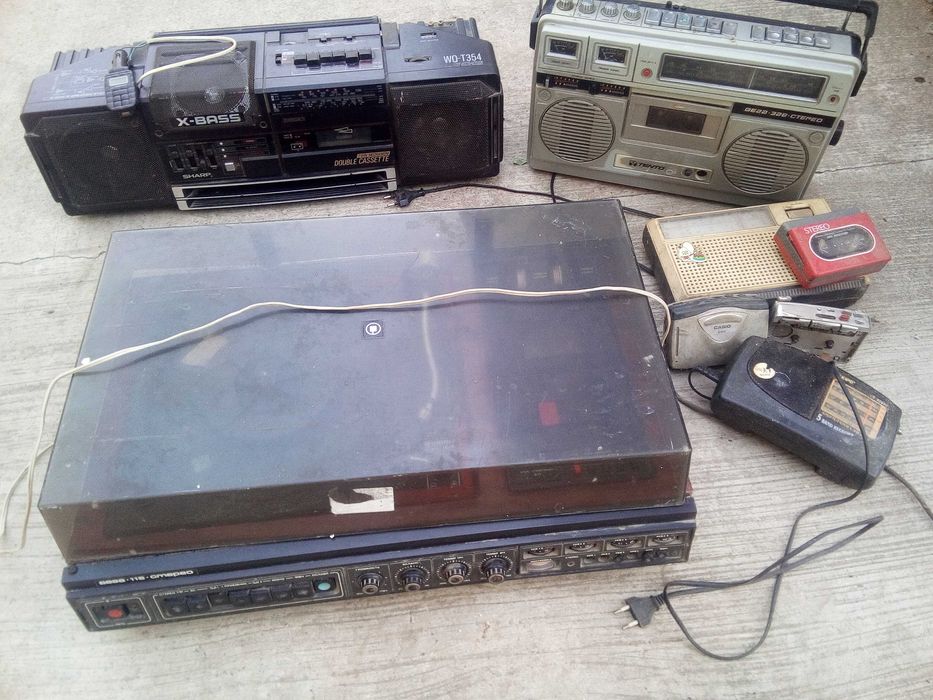 Продам  телевизор чорнобелый. Шарп фед музыку