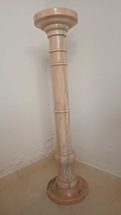 Coluna decorativa de mármore