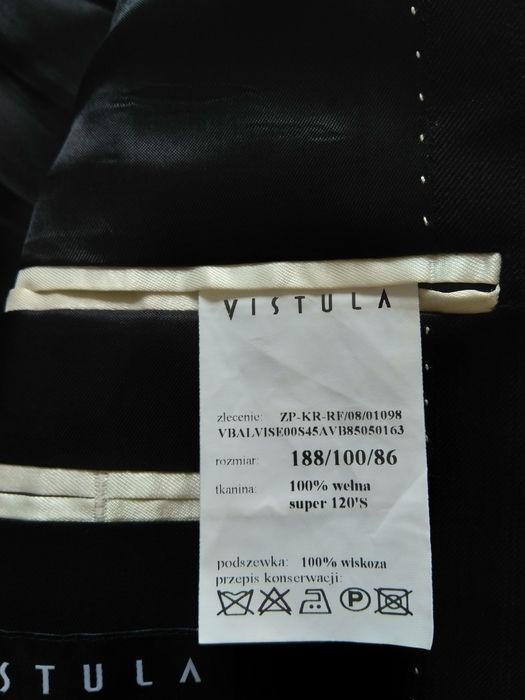 Garnitur Vistula czarny w dyskretne pionowe prążki