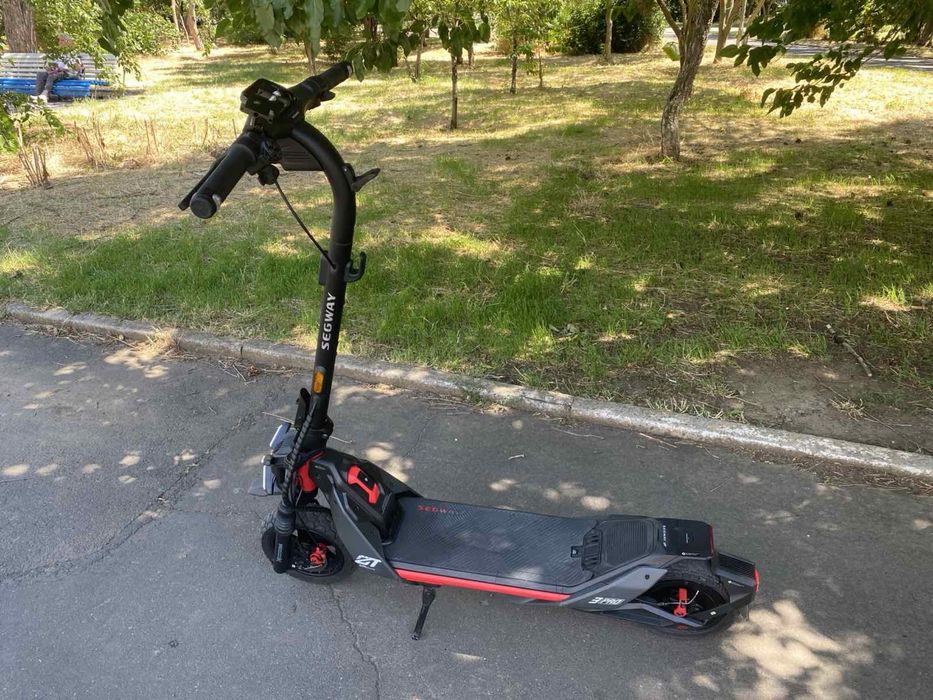 Продам электросамокат Segway Ninebot ZT3 Pro