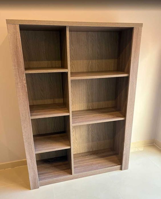 Estante Moderna com Portas Brancas