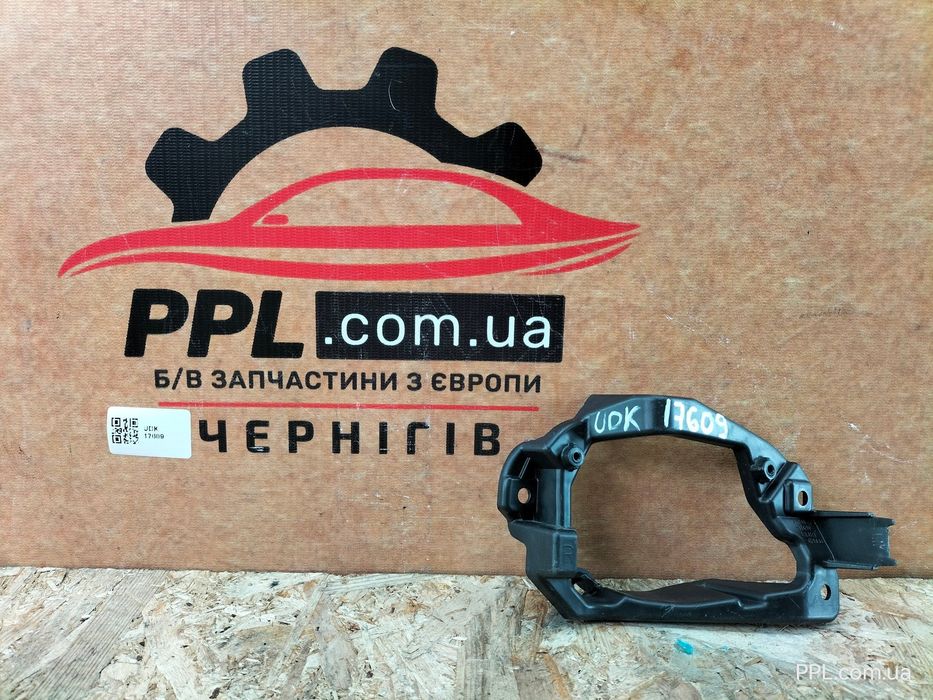 Toyota RAV4 V 18- кронштейн крепление туманки правой 81481-42060