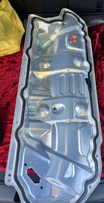 Б/У крышка корпус батареи tesla model Y