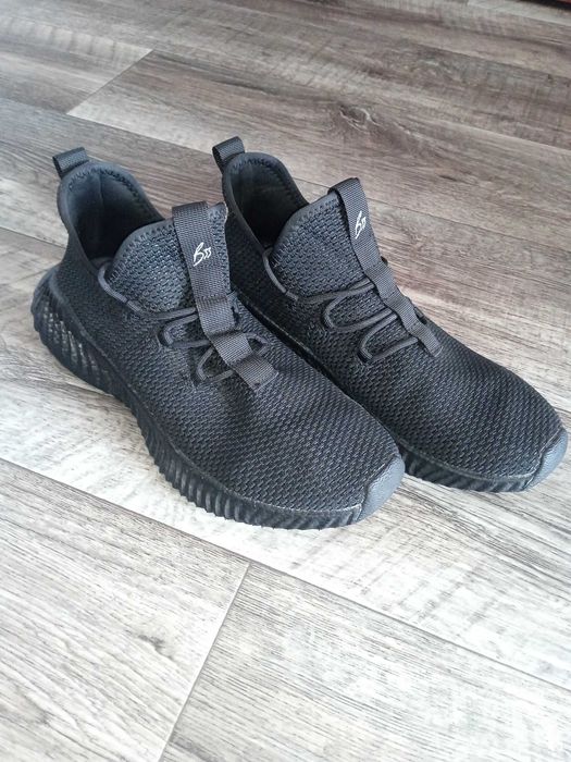 Спортивні кросівки