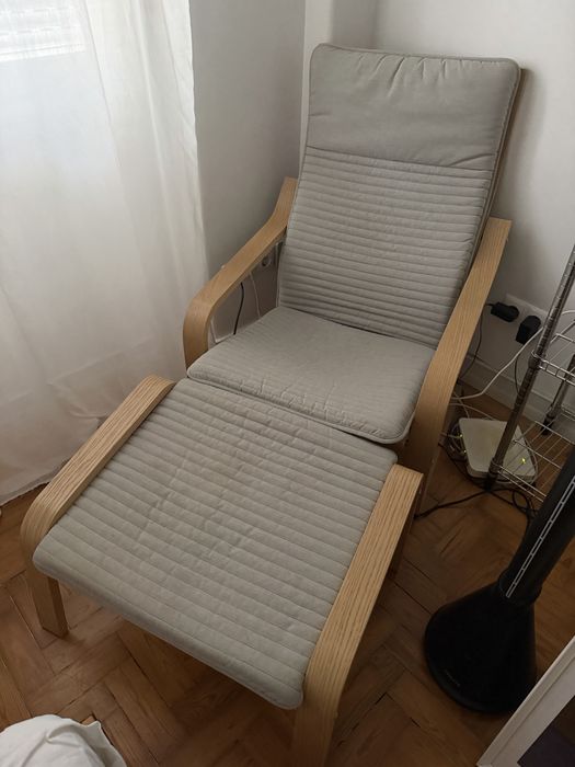 Poltrona POANG com pousa pes
