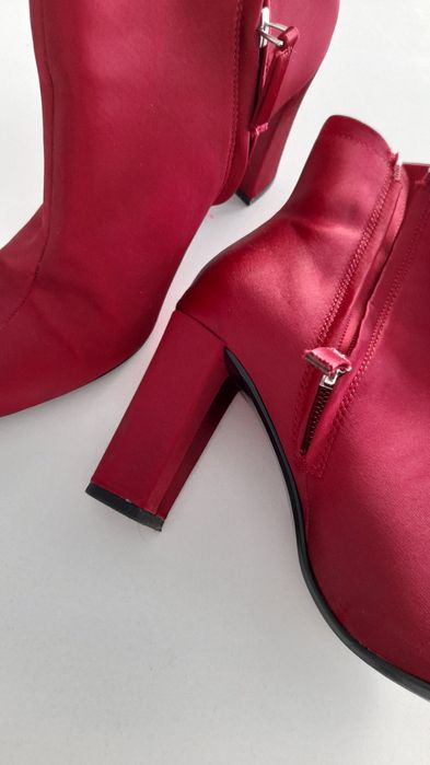 Botins em cetim bordo