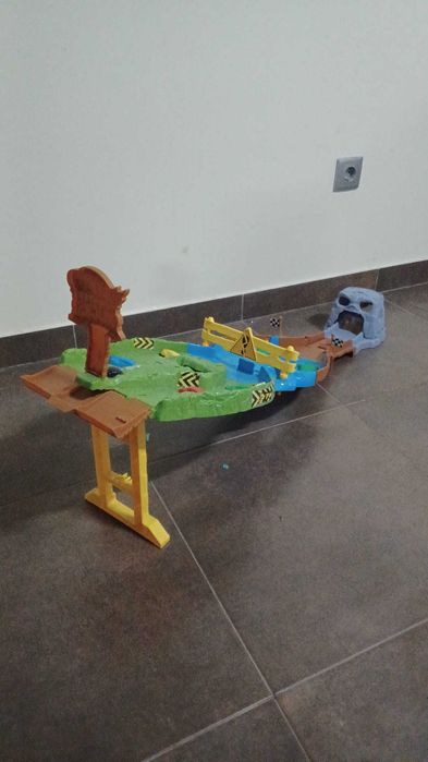 Pista hot wheels monster trucks