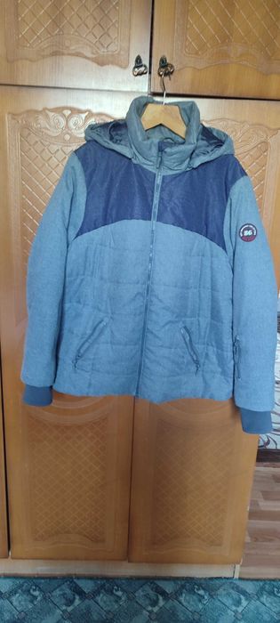 Продам чоловічу демісезонну куртку.