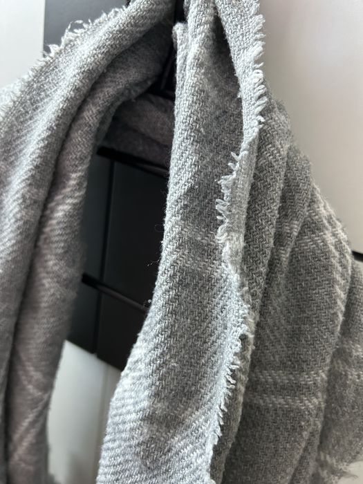 Szary szalik w białą kratke