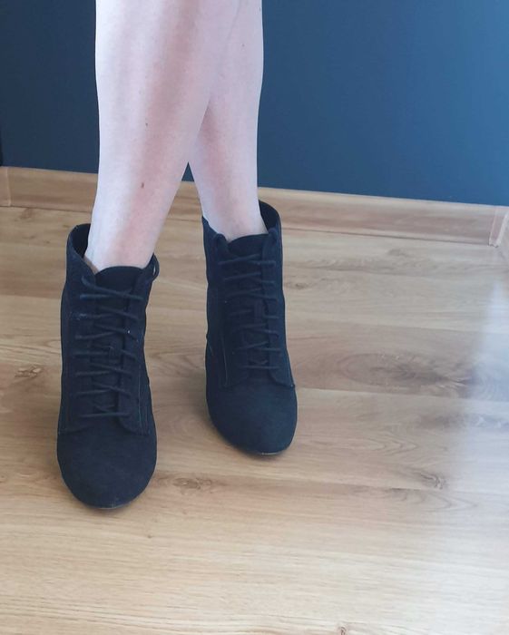 Buty botki wiązane sznurowane na koturnie czarne Bershka