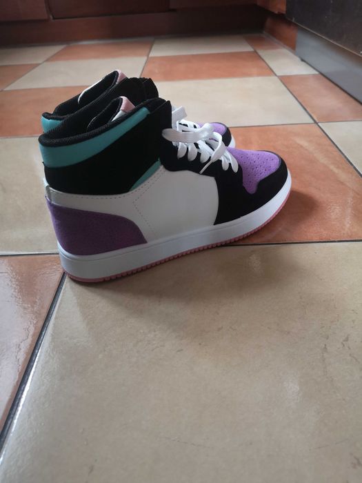 Buty snackers kolorowe.