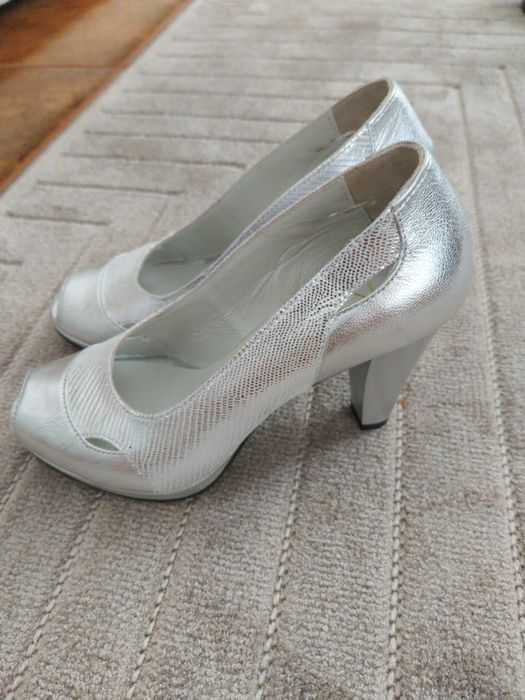 Sapatos prateados novos