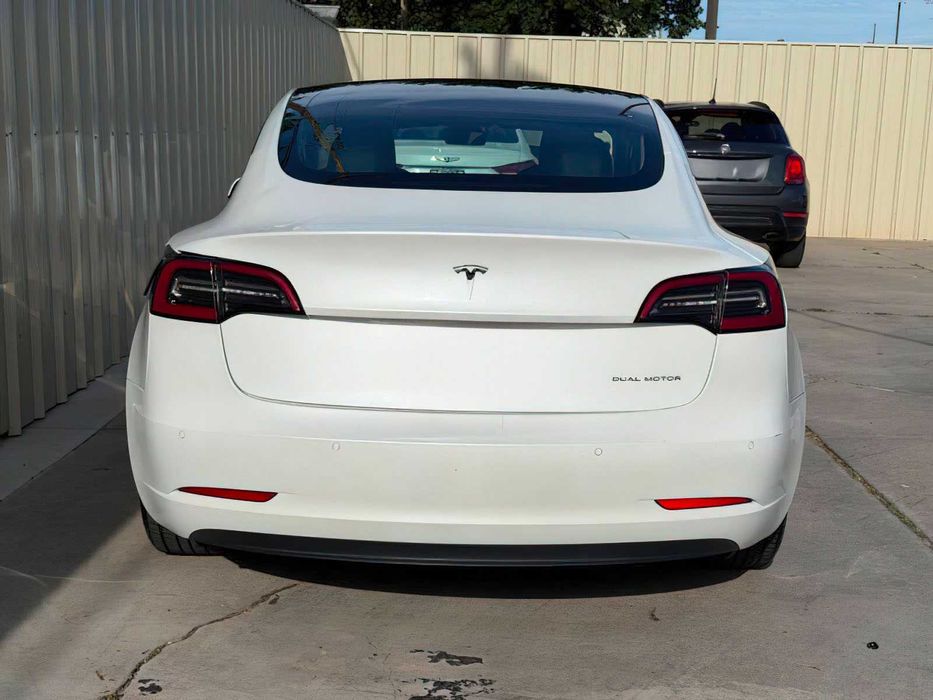 Tesla Model 3 Long Range      2022