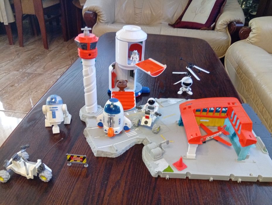 Stacja kosmiczna łazik astronauta R2D2 , lotnisko