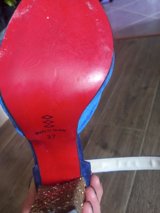 Продам босоніжки