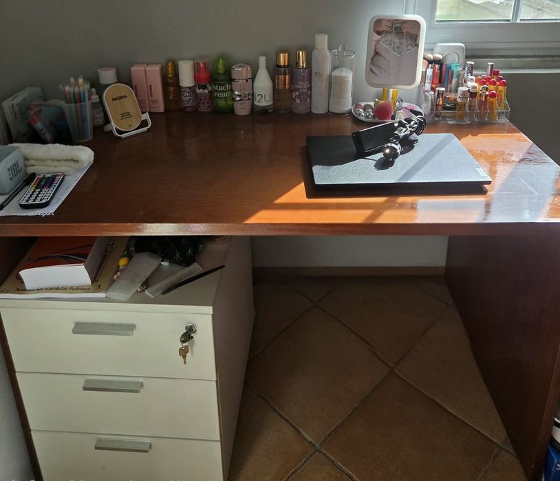 Cama solteiro c/ dois colchões, Secretária, Estante