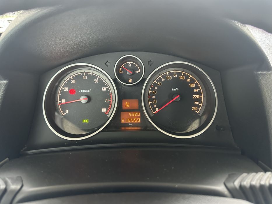 Opel Astra 2010 1.6 AKPP