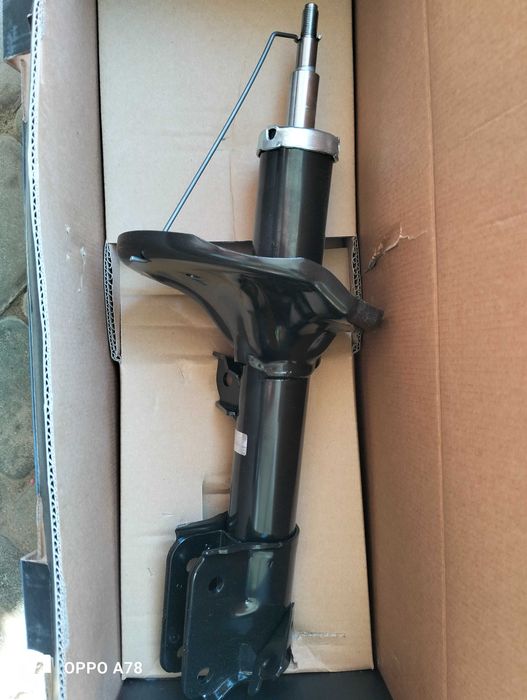 Стійка амортизатора передня права/ліва