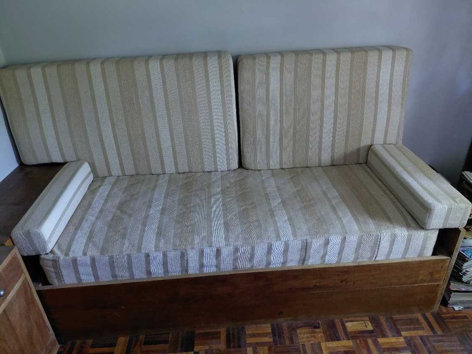 Cama sofá e mesinha