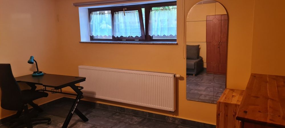 Pokój dla jednej lub ewentualnie dwóch osób, koszt całkowity 1200 zł.