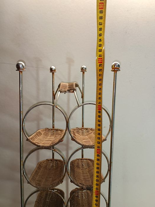 Garrafeira capacidade 12 garrafas com estrutura metálica e cestos em v