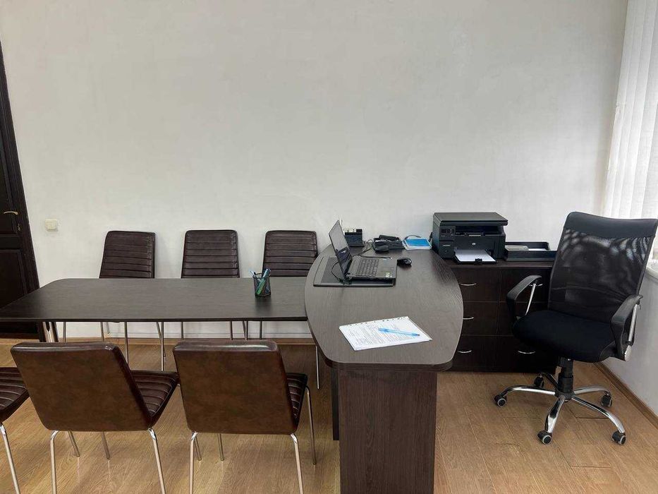 Гарнітур стіл керівника та стіл для переговорів разом зі стільцями