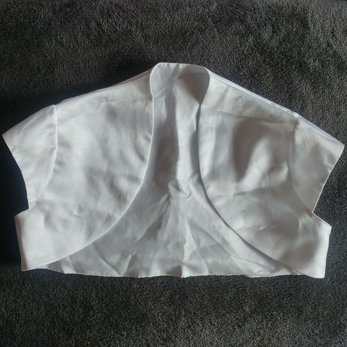 Satynowe białe bolerko ślubne