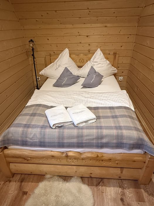 Sprzedam cztery lozka goralskie solidne z materacami