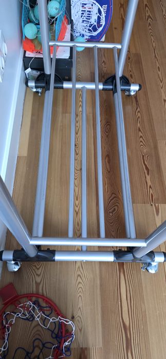 Charriot para roupas e arrumação