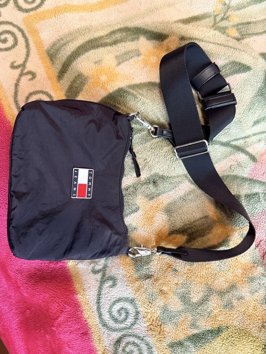 Чорна сумка через плече Томмy Hilfiger